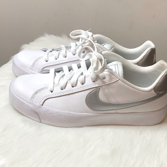 Nike Shoes - Nike tennis shoes